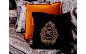 Декоративна възглавница Crest Brown от италианския производител ETRO Home Interiors