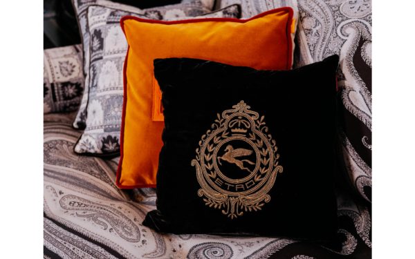 Декоративна възглавница Crest Brown от италианския производител ETRO Home Interiors
