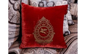 Декоративна възглавница Crest Red от италианския производител ETRO Home Interiors
