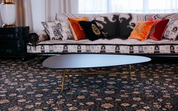 Ниска маса с дървен плот и златна основа Samarcanda от италианския производител ETRO Home Interiors