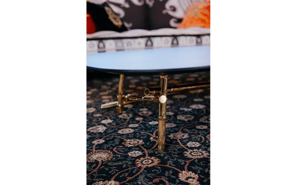 Ниска маса с дървен плот и златна основа Samarcanda от италианския производител ETRO Home Interiors