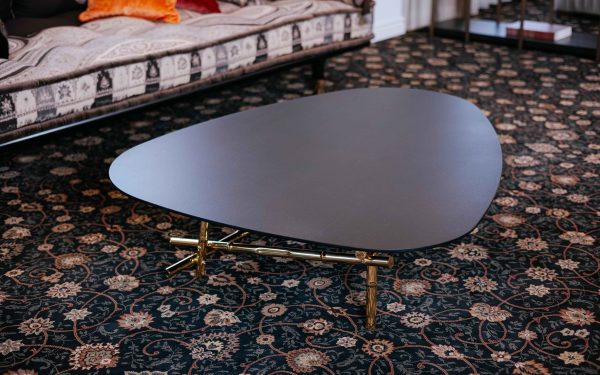 Ниска маса с дървен плот и златна основа Samarcanda от италианския производител ETRO Home Interiors