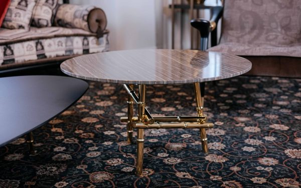 Ниска маса с мраморен плот и златна основа Samarcanda от италианския производител ETRO Home Interiors