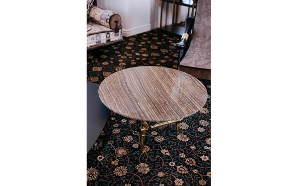 Ниска маса с мраморен плот и златна основа Samarcanda от италианския производител ETRO Home Interiors