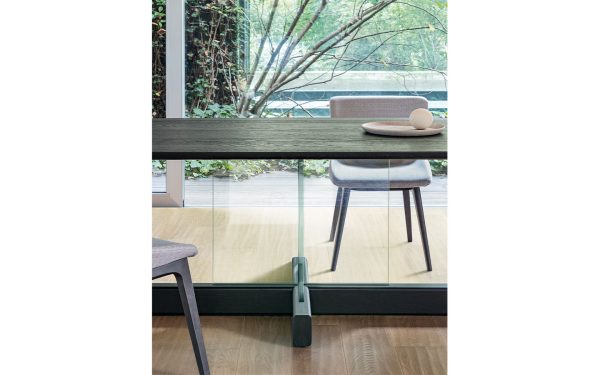 Трапезарна маса CROSS TABLE GLASS от италианския производител BONALDO