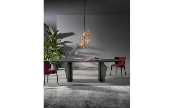 Трапезарна маса FLAME от италианския производител BONALDO