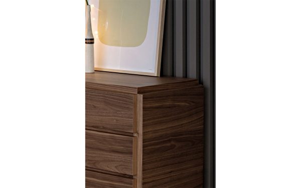 GROOVE е колекция нощни шкафчета и скринове от италианския производител Bonaldo