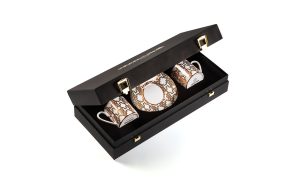 Подаръчен комплект за кафе Monogram Gold, Сет от 4 части Roberto Cavalli Home Luxury Tableware - 1 - Stolbg.com